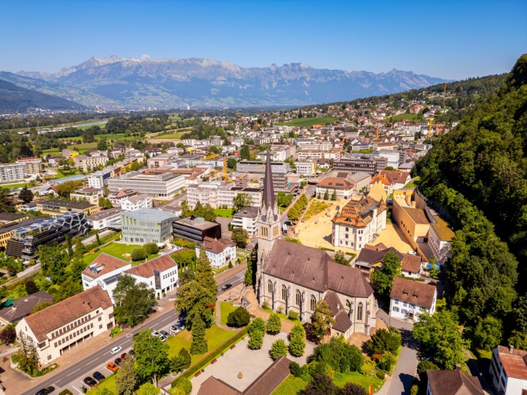 Liechtenstein - Startlap Utazás Drónfelvételen Vaduz, Liechtenstein fővárosa.