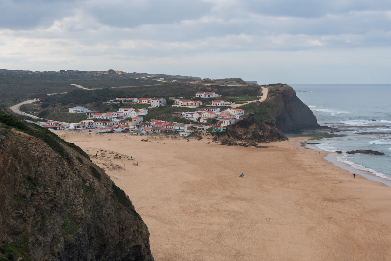 A Praia de Monte Clerigo strand látképe