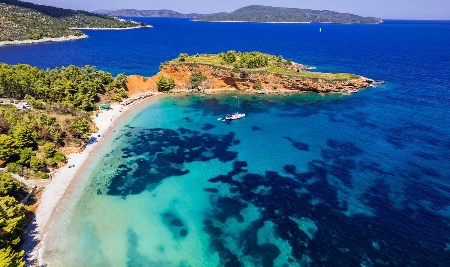 tisztavizü strand hajóval a magasból