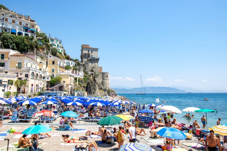 Telített strand az Amalfi-parton