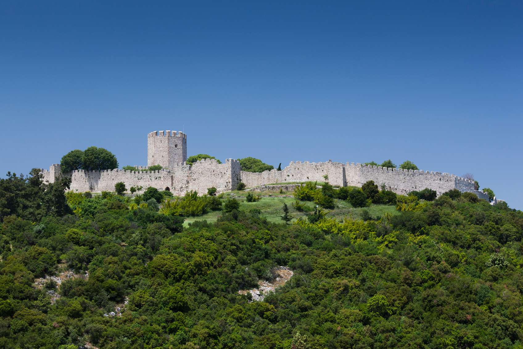 vár hegytetőn