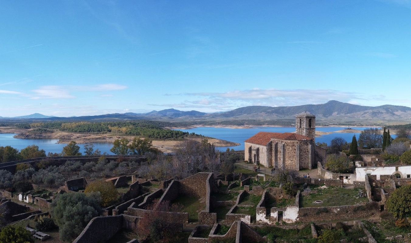 Panorámakép drónról az elhagyott Granadilla faluról, Nyugat-Spanyolországban