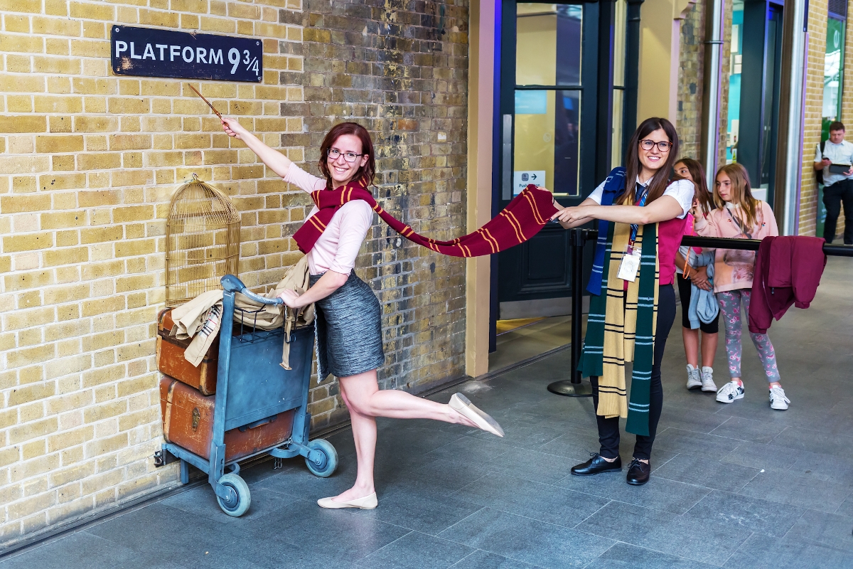 Harry Potter-filmekből ismert vasútállomáson fotózkodnak turisták