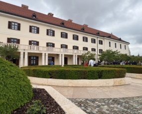 képcím