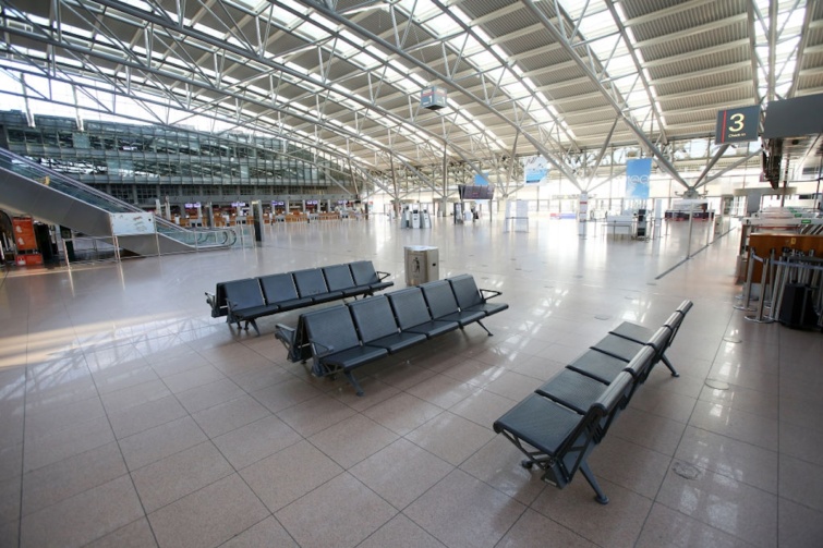Egy teljesen kihalt repülőtér a koronavírusjárvány idején