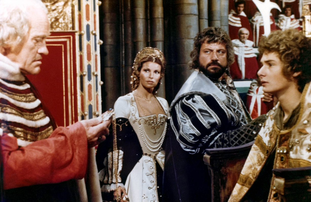 Harry Andrews, Raquel Welch, Oliver Reed, Mark Lester a Koldus és királyfi Magyarországon forgatott filmváltozatában