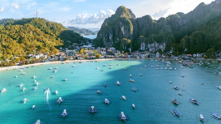 palawan_11zon - Startlap Utazás tiszta tengerben több hajó háttérben mesés sziget sziklákkal