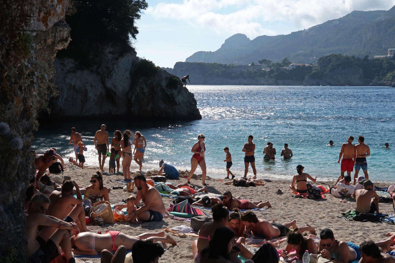 A korfui Rovinia strand látképe