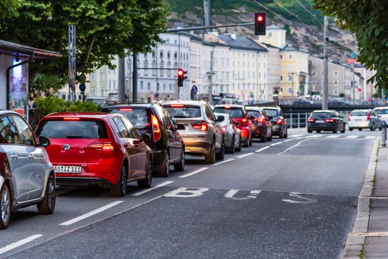 autók a belvárosban piros lámpánál