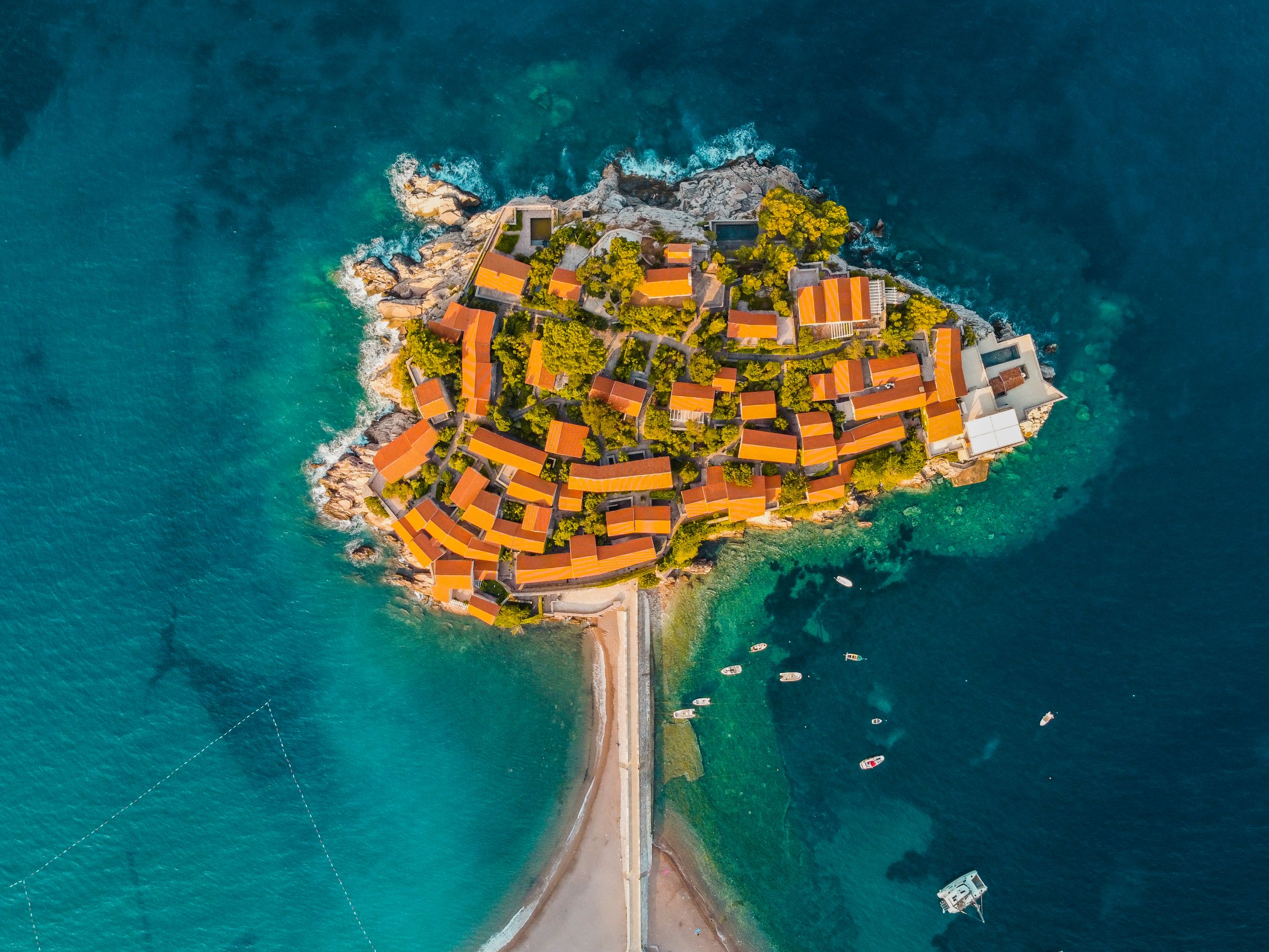 Mediterrán város a tengerparton felülnézetből.
