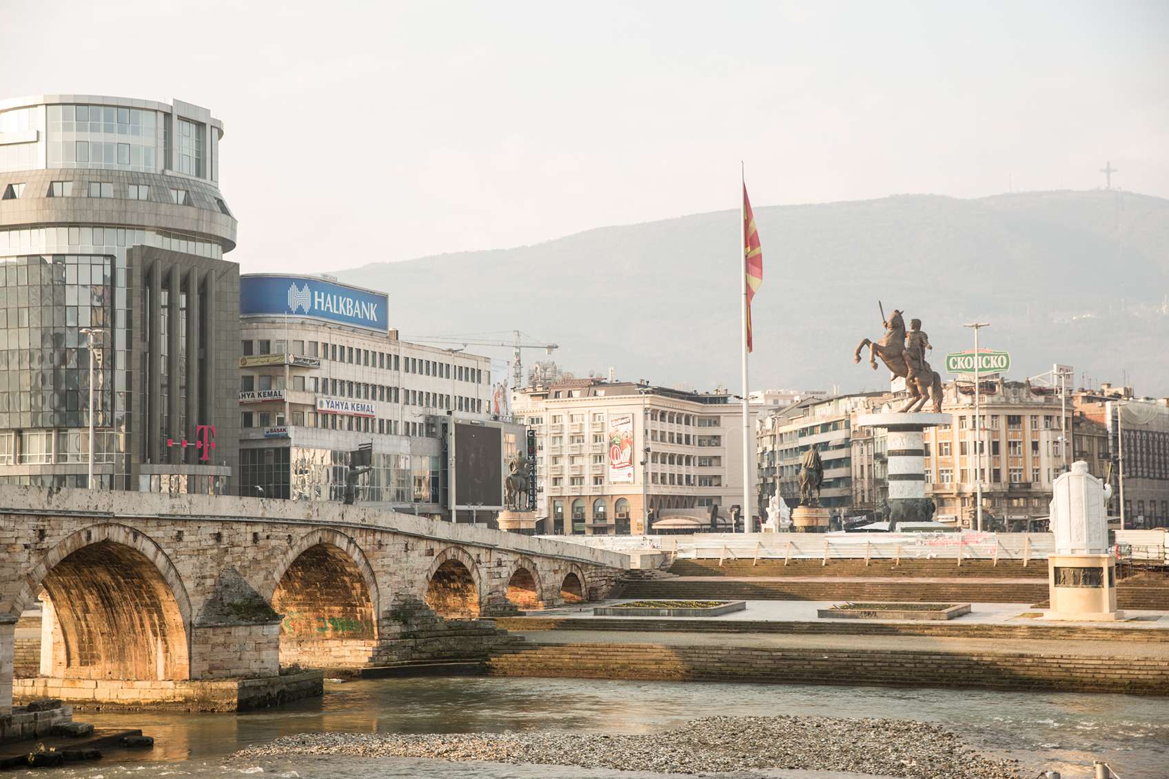 kőhíd háttérben jellegzetes macedón épületek és zászló