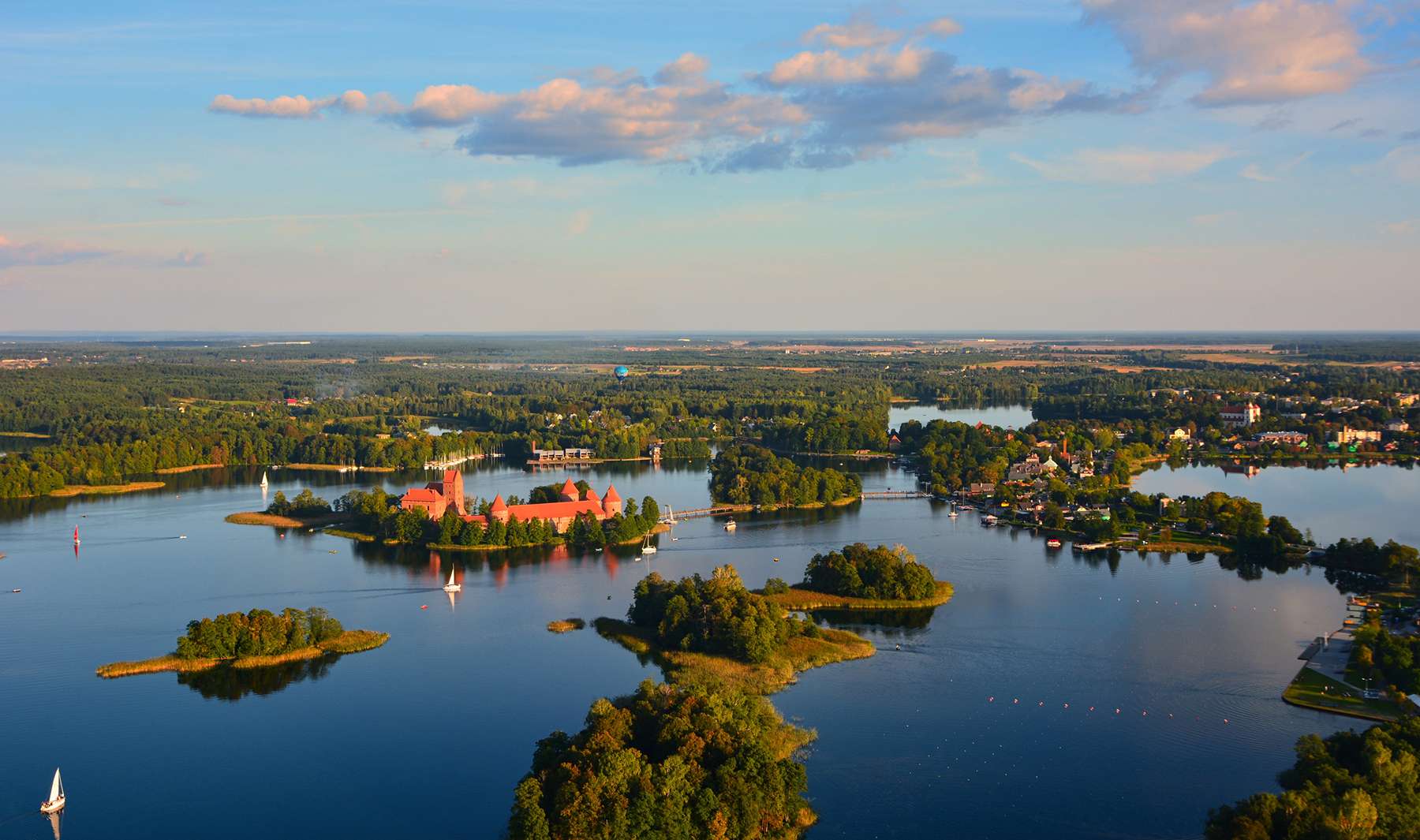 madártávlatból a vörös vár a tó vizén