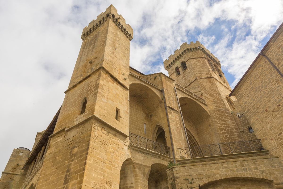 Vastag kőfalak, a magas tornyok és a várszerű kialakítás jellemző Santa Maria templomára a spanyol Ujuéban