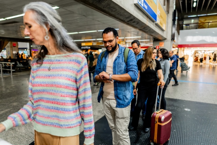 travel teachers csőd - Startlap Utazás Reptéren utasok sorban állnak