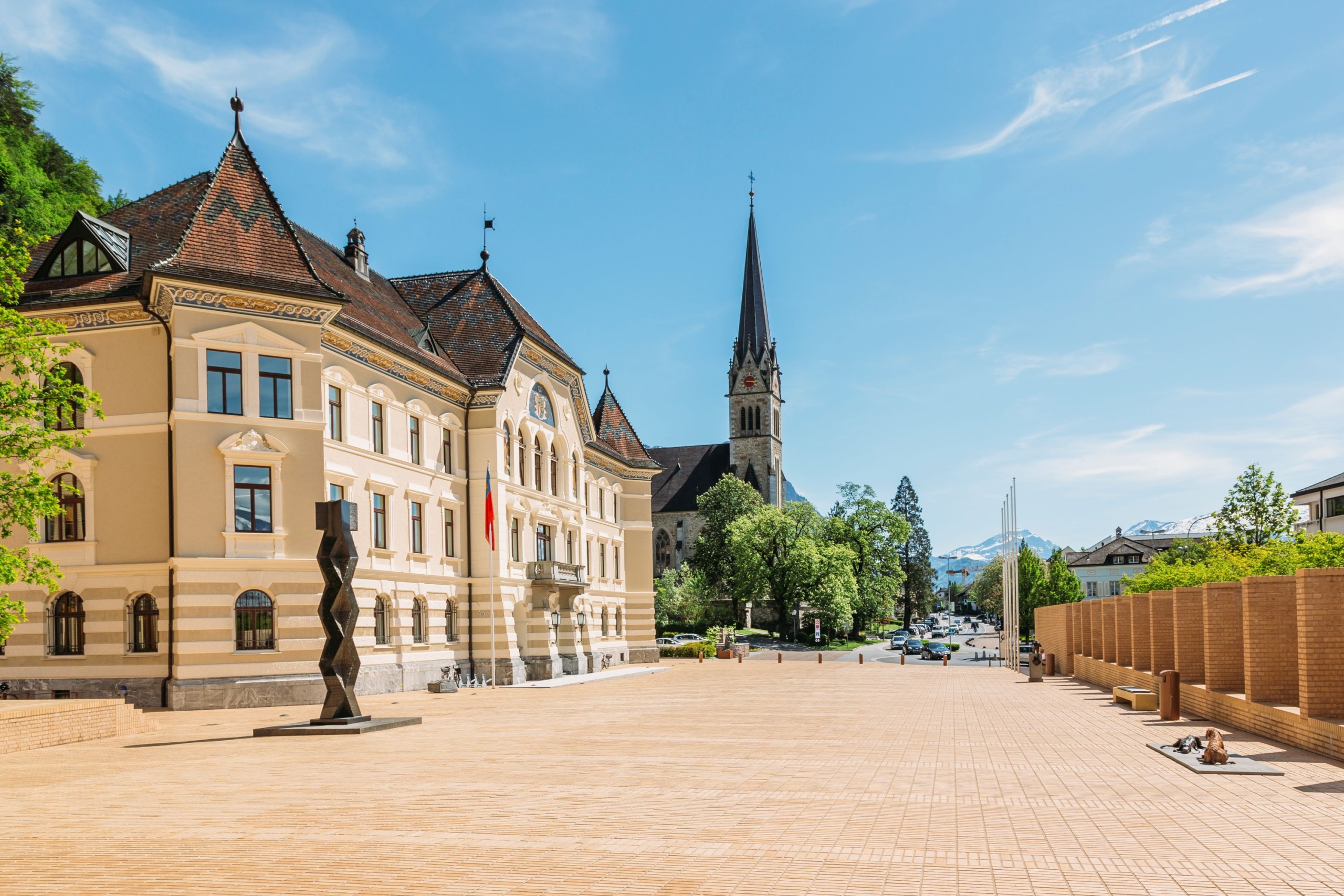Városi utcakép templommal.