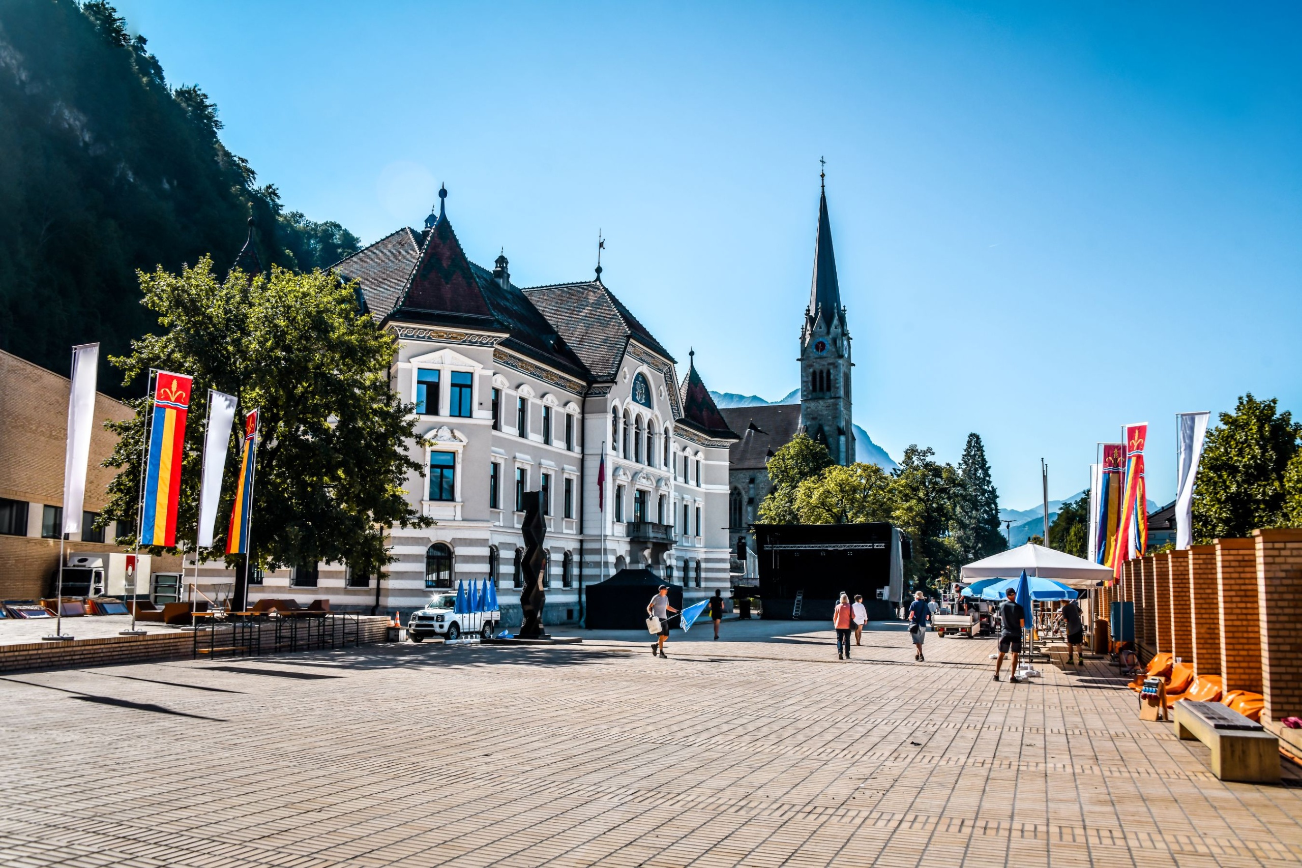 Városi utcakép templommal.