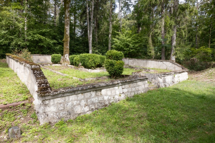Elfeledett haditemető az erdő mélyén Fleury-devant-Douaumont közelében