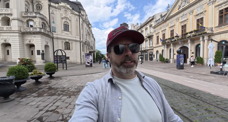 Travelly Man Kassa utcáin sétál