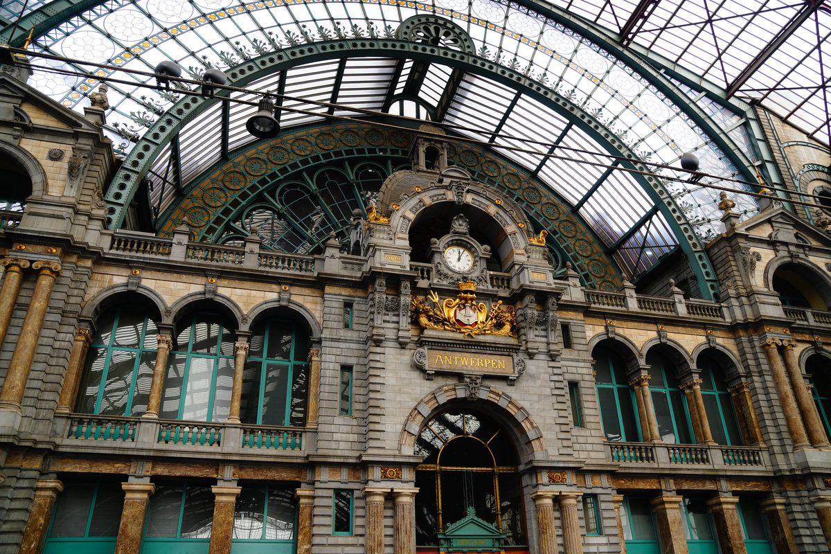 Belső homlokzat és óra, Antwerpen vasútállomás, Belgium