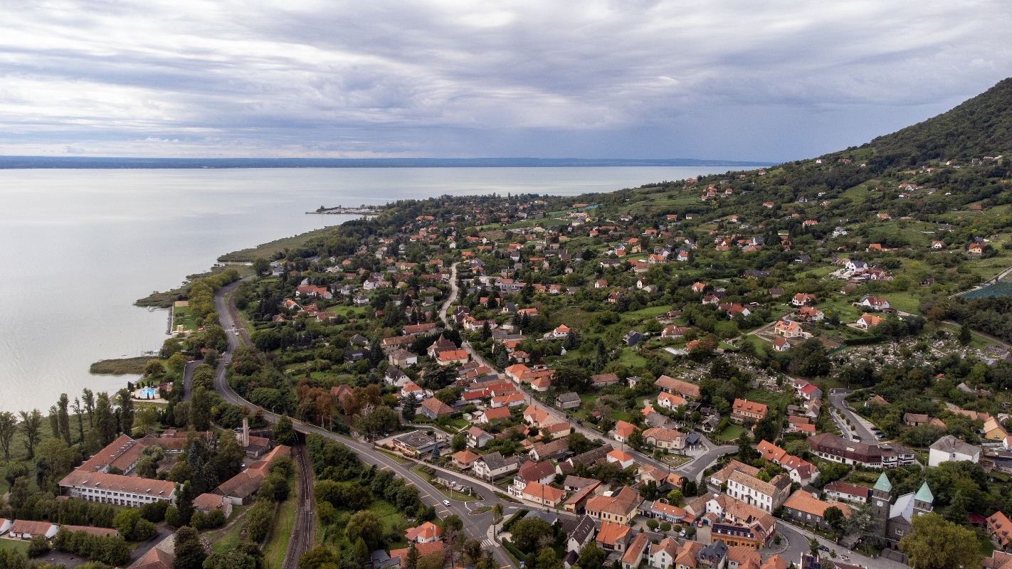 badacsonytomaj_ - Startlap Utazás Badacsonytomaj madártávlatból, balra a Balaton