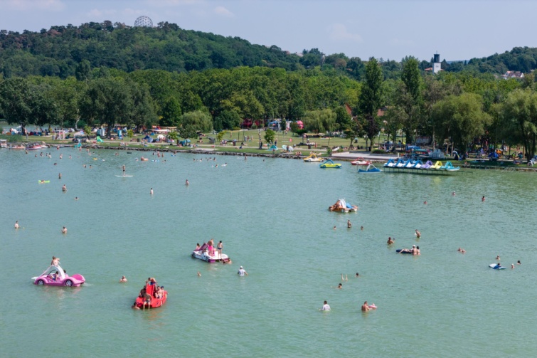 A drónnal készült felvételen fürdőzők a balatonboglári Platán strandon.