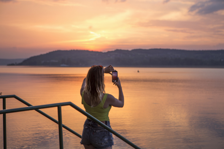balaton - Startlap Utazás balatont fotózó nő