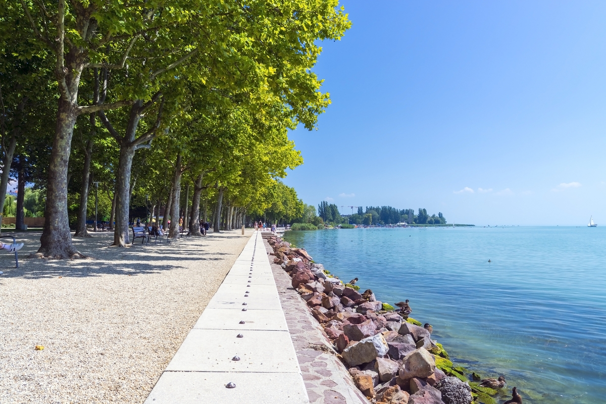 balatonfured_ - Startlap Utazás Balatonfüredi sétány közvetlenül a kéklő Balaton partján