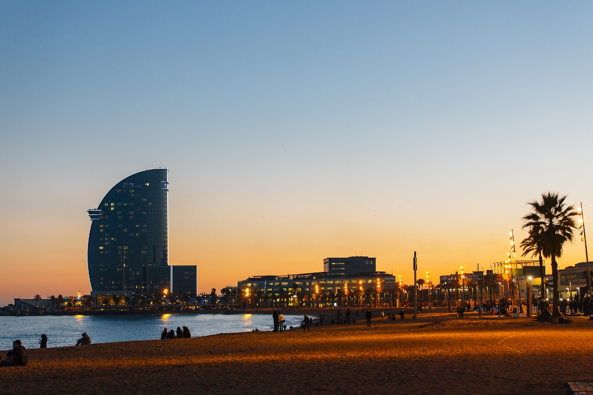 Barcelona strandja a naplementében