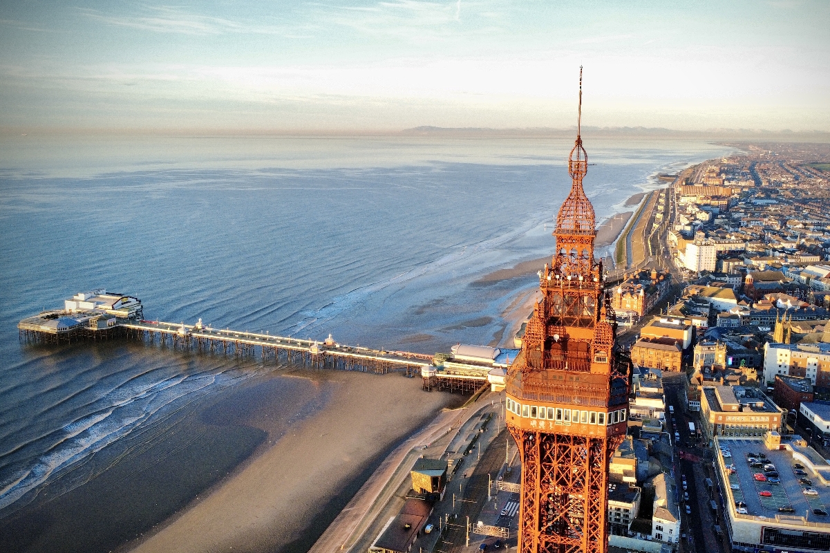 Drónfelvétel az ikonikus Blackpool-toronyról és az északi mólóról