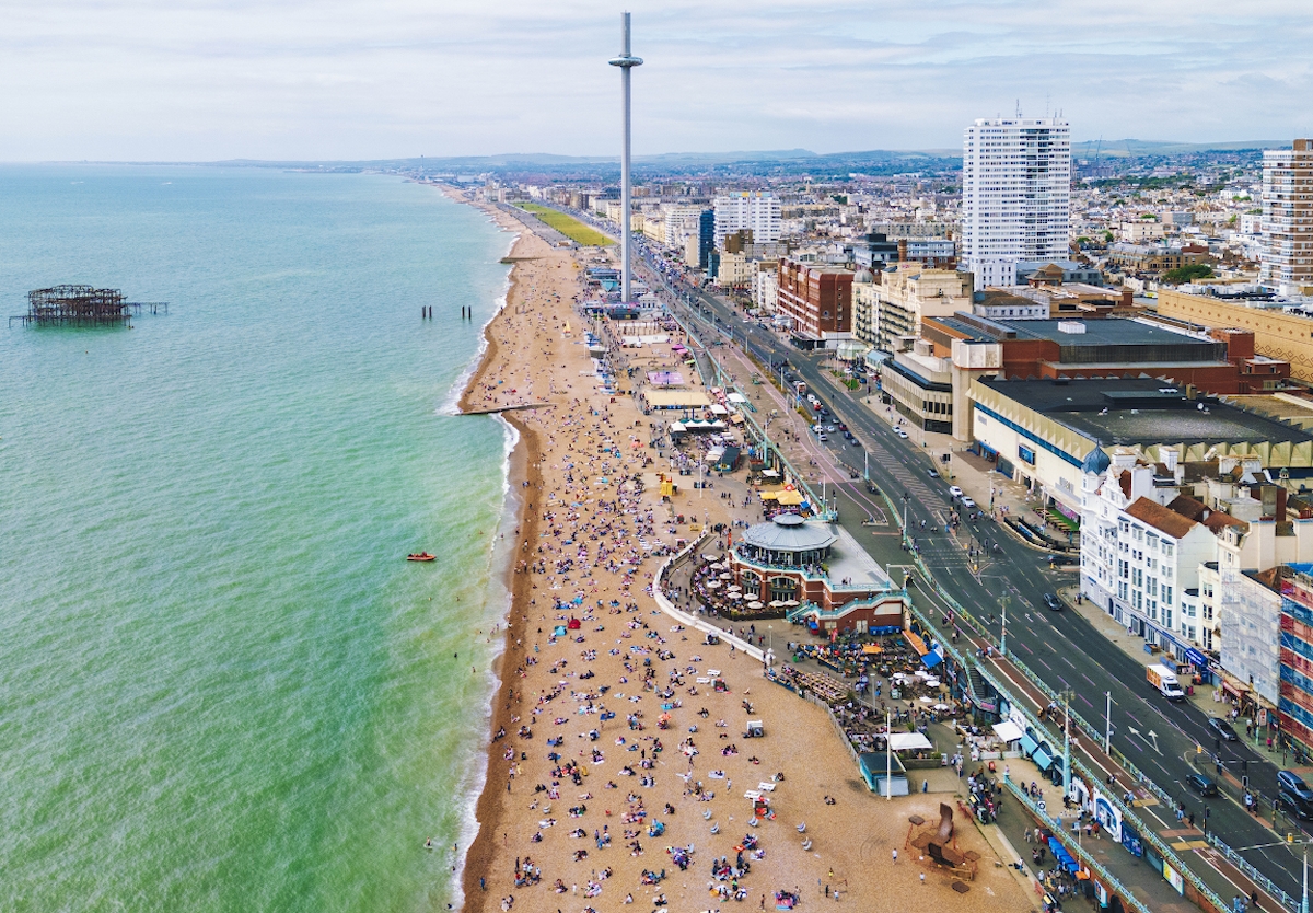 Légifelvételen Brighton városának tengerpartja