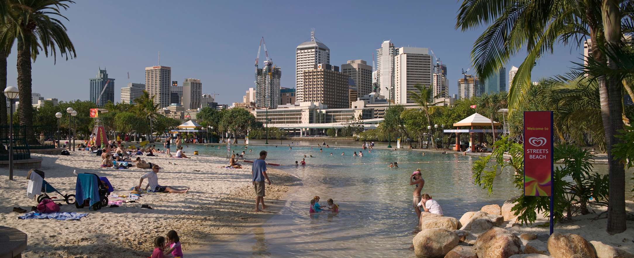 strand a város mellett