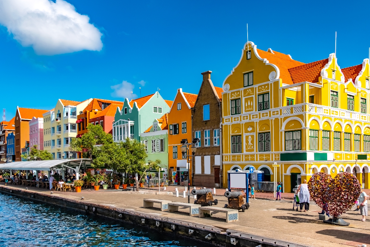 Színes gyarmati stílusú épületek sorakoznak a vízpart mentén Willemstad kikötőjében, a karibi Curaçao szigetén.