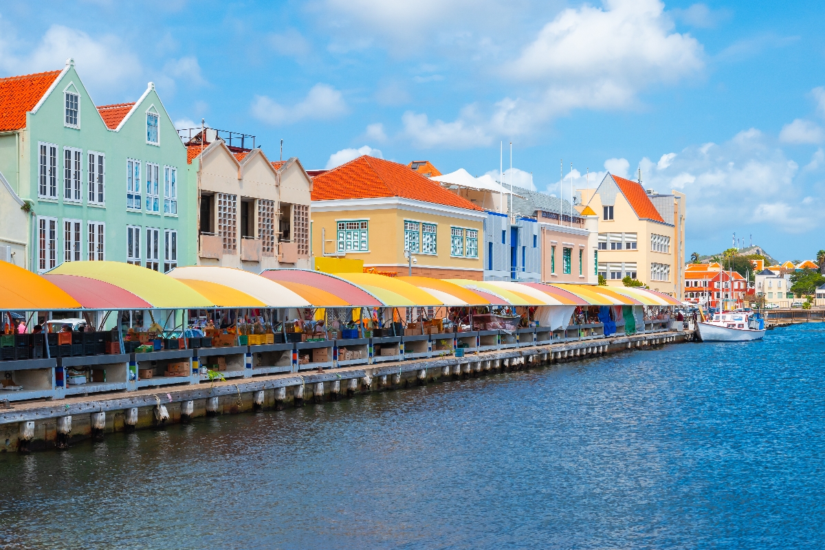 curacao_3 - Startlap Utazás Színes épületek a tenger partján