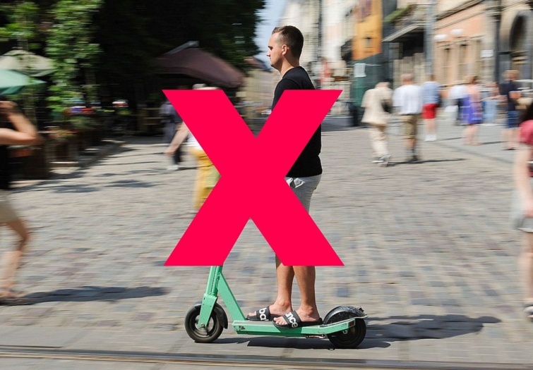 Egy e-rolleren közlekedő férfi áthúzva egy piros x betűvel.