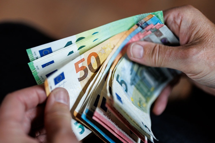 euro_penz_bankjegy_kez - Startlap Utazás Eurobankjegyek a kézben