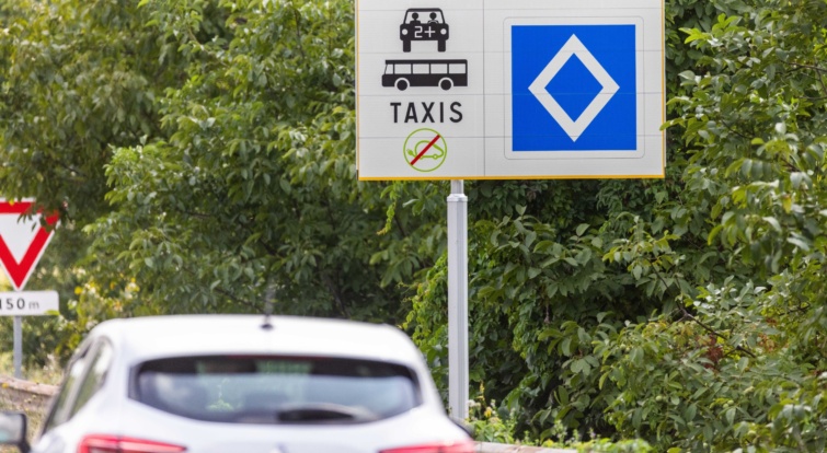 feher-rombusz-kozlekedesi-tabla - Startlap Utazás Egy autópálya-bekötőút melletti "Voie réservée" feliratú tábla sávot jelöl ki a telekocsik, taxik és buszok számára. A francia közlekedési tábla jelöli a sávokat Strasbourg M35-ös városi autópályáján, és speciális radarrendszerek rögzítik a szabályokat figyelmen kívül hagyó járműveket, és bírsággal sújthatják azokat
