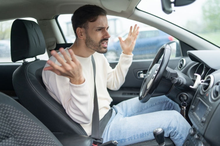 ferfi_auto_ideges_ - Startlap Utazás Egy férfi gesztikulálva ül az autójójában, és kiabál