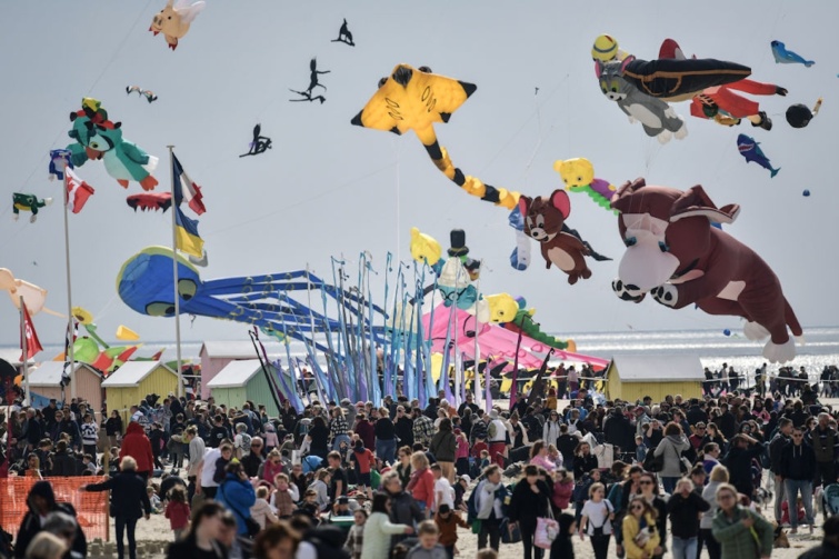 Berck International Kite Fesztivál figurái a levegőben