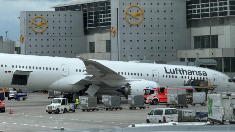 A Lufthansa repülőgépe, miután álló helyzetből a földbe csapódott