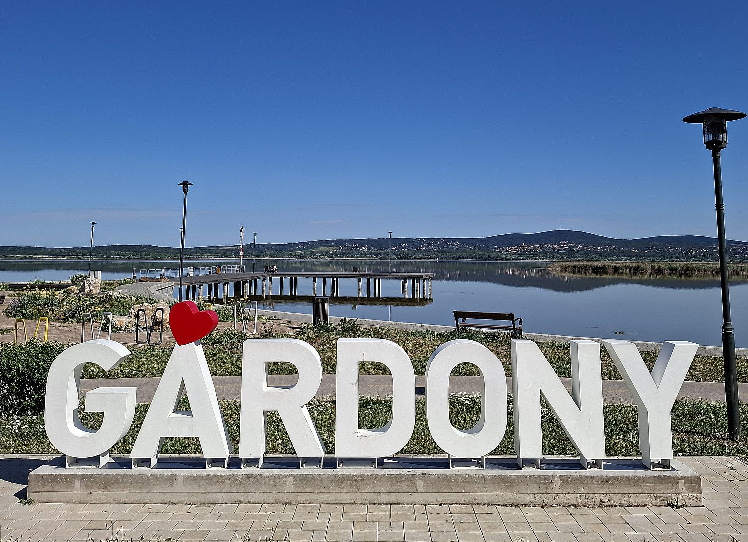 Gárdonyi fotópont háttérben a Velencei-tóval.