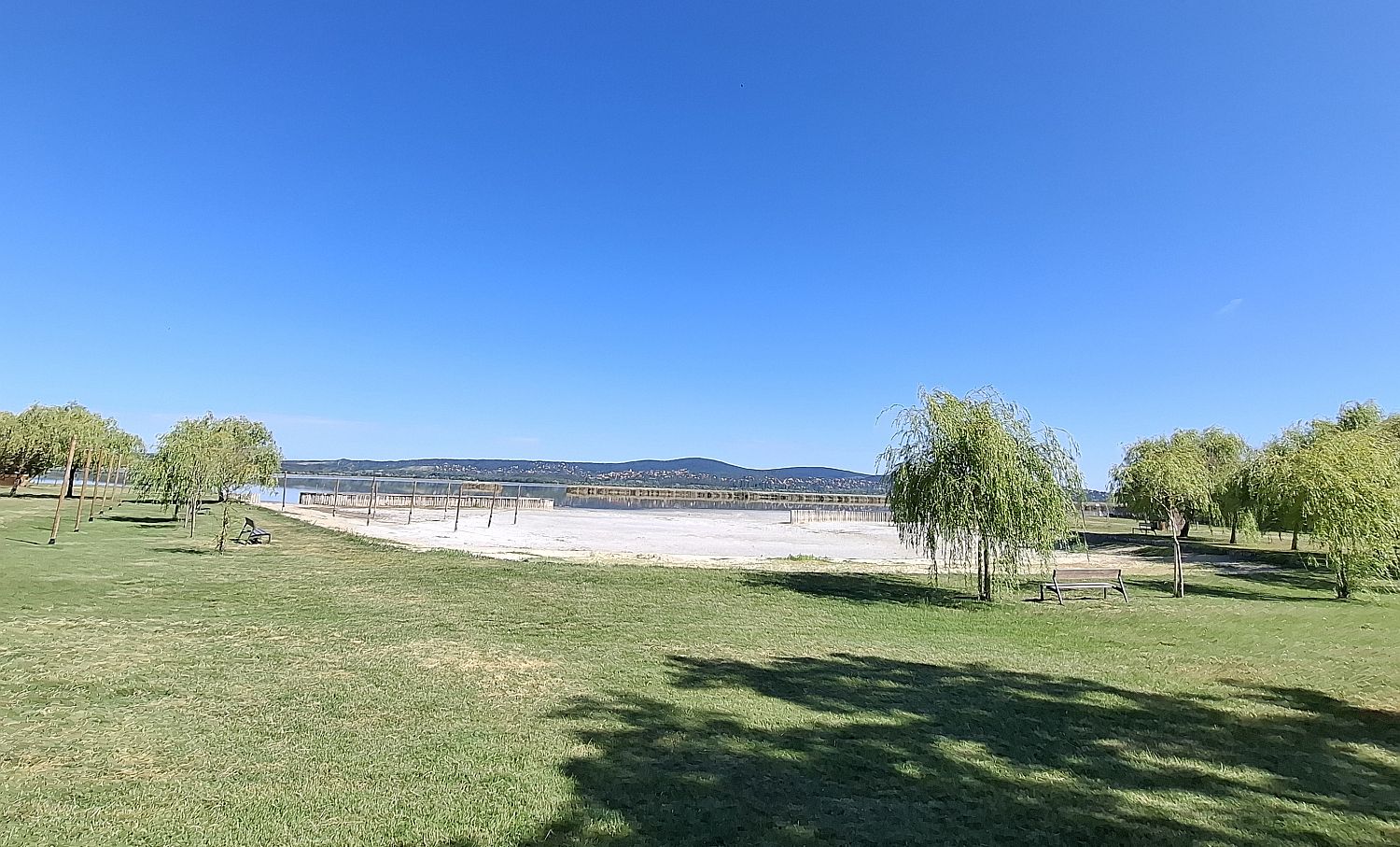 Kiszáradt gyerekmendence egy gárdonyi strandon.