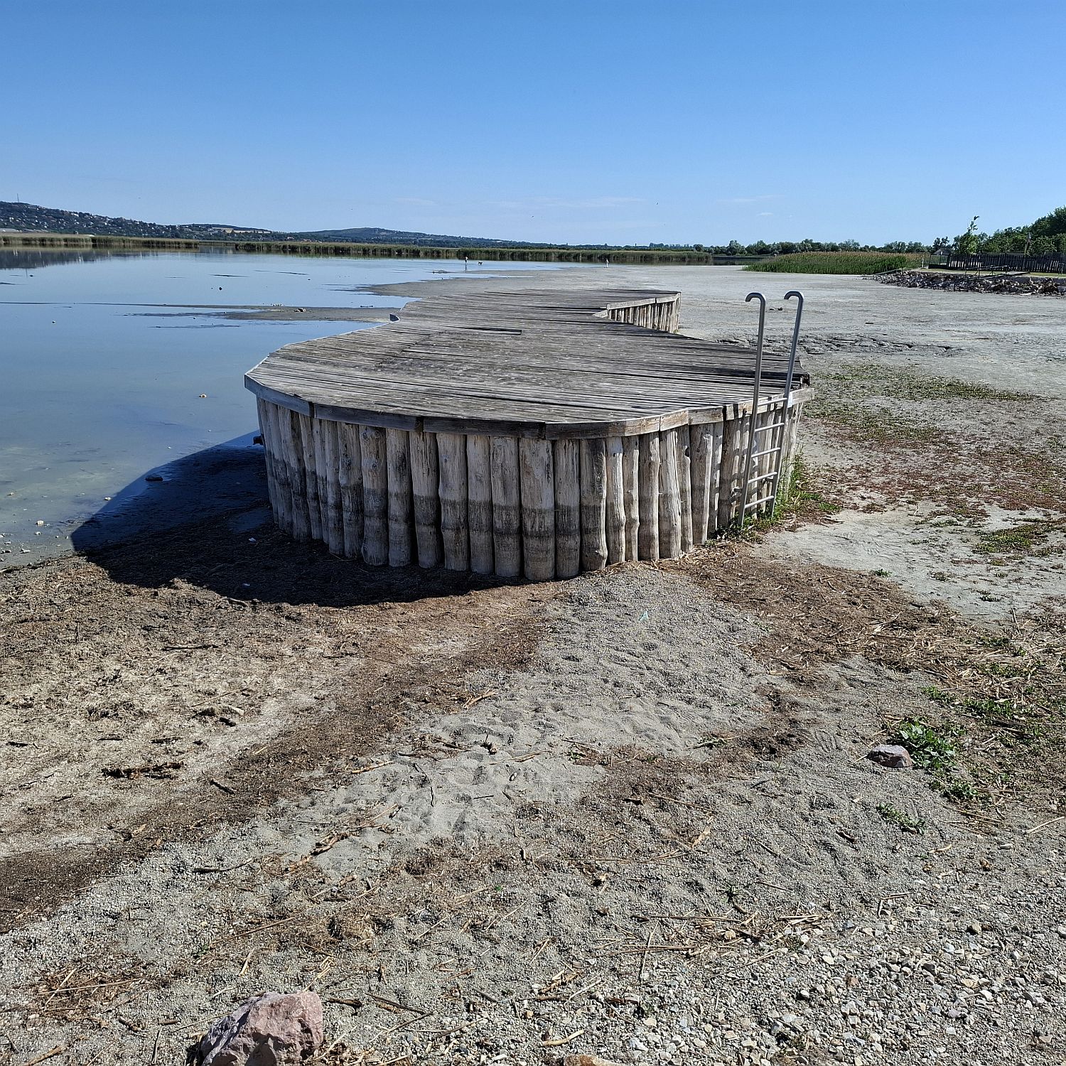 Mesterséges napozósziget a Velencei-tó gárdonyi strandján.