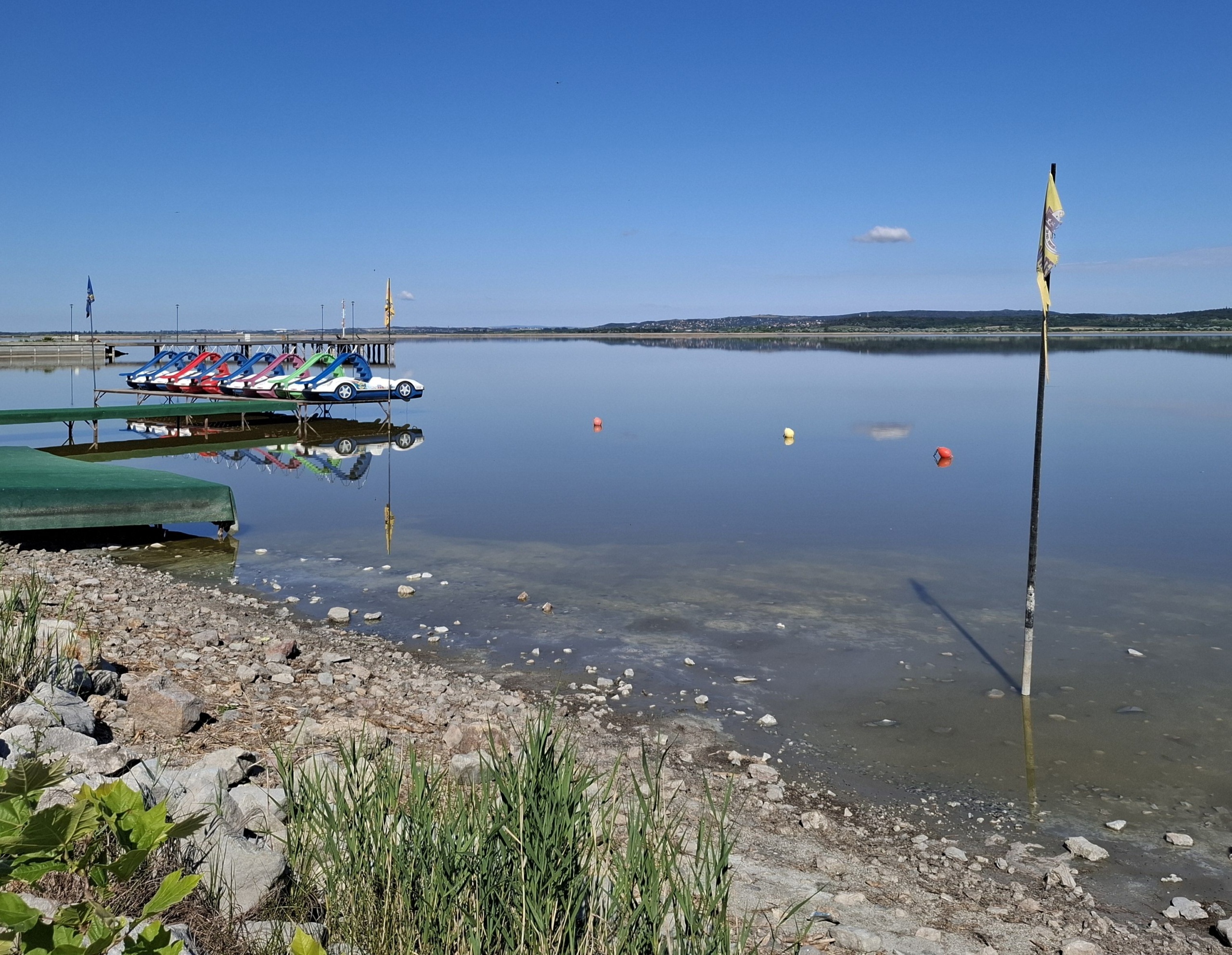 Vízibiciklik az apadó Velencei-tavon.
