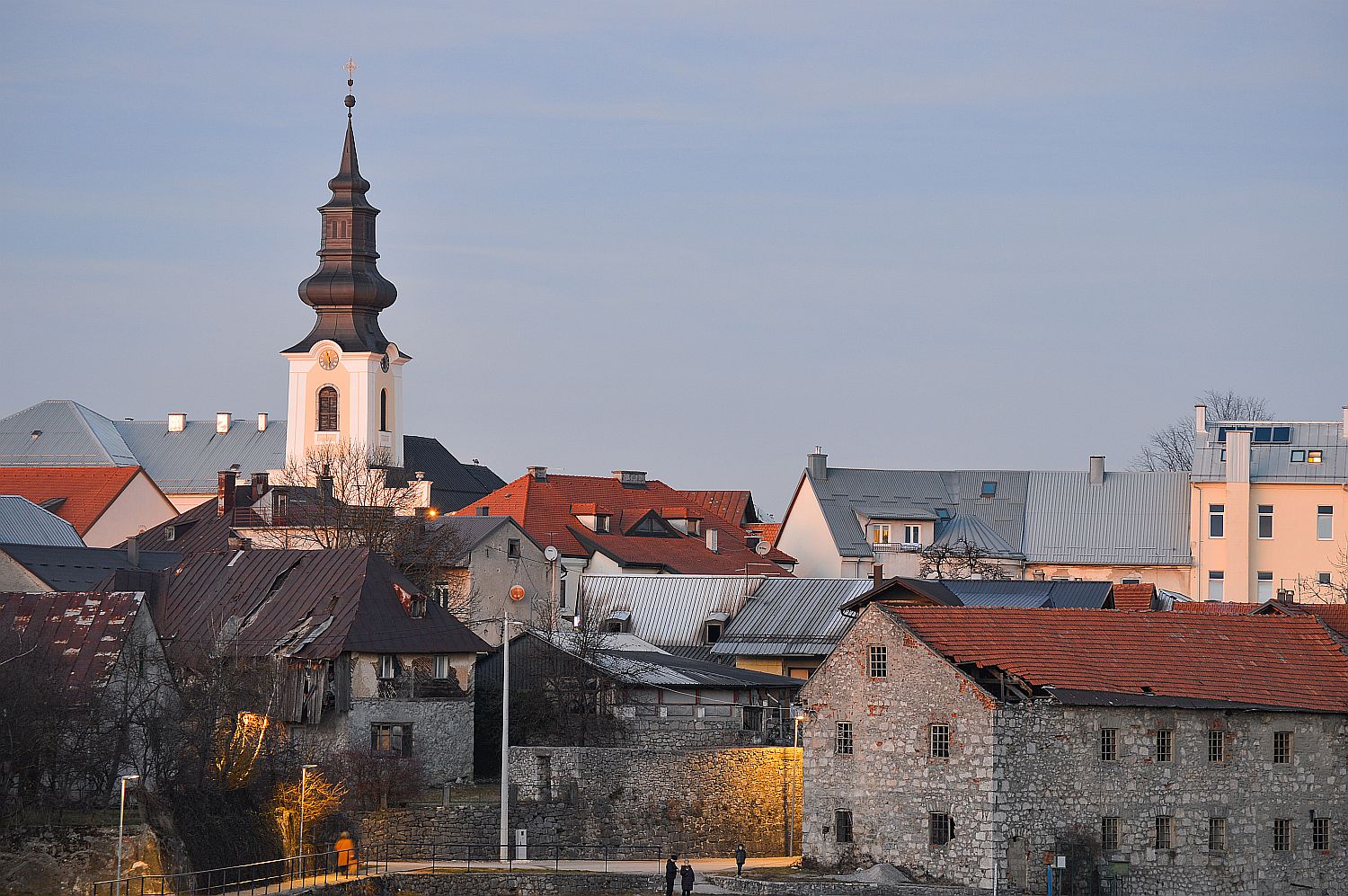 Város látképe templommal.