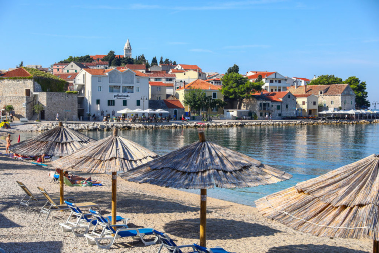 rosszul indul a horvát vakációzó előszezon - Startlap Utazás Primosteni strand üres nyugágyakkal