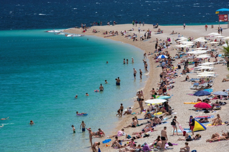 Strandolók egy horvátországi tengerparton