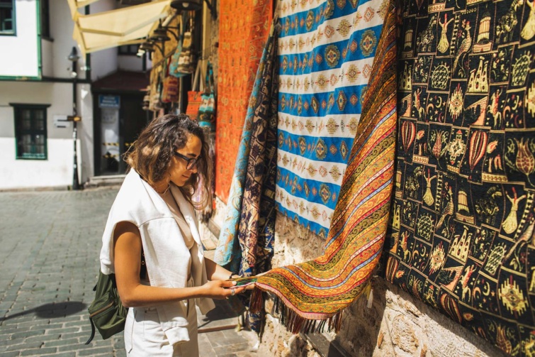 iran 2_11zon - Startlap Utazás szőnyegeket vásárló turista