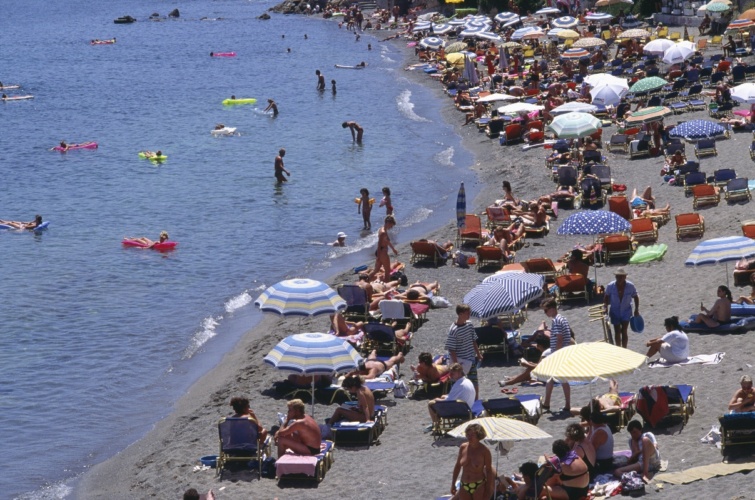 Strandolók tömege a krétai tengerparton.