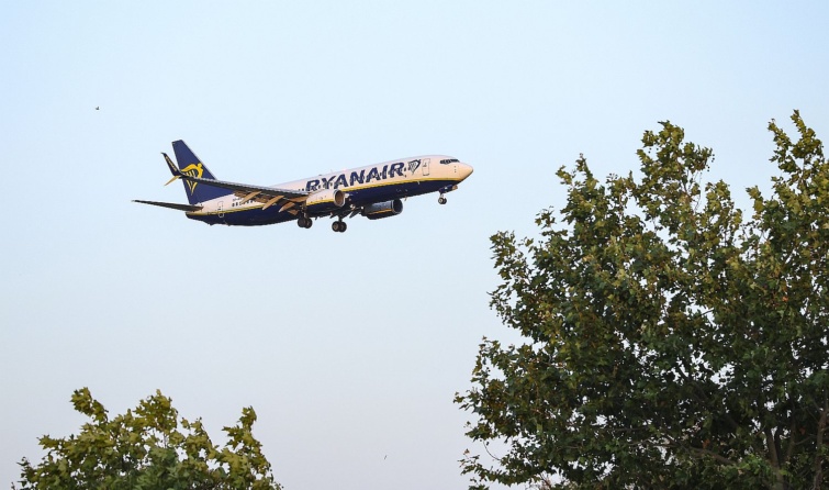 Planes Flying Over Barcelona - Startlap Utazás Egy landoló Ryanair-gép a fák lombkoronája fölött