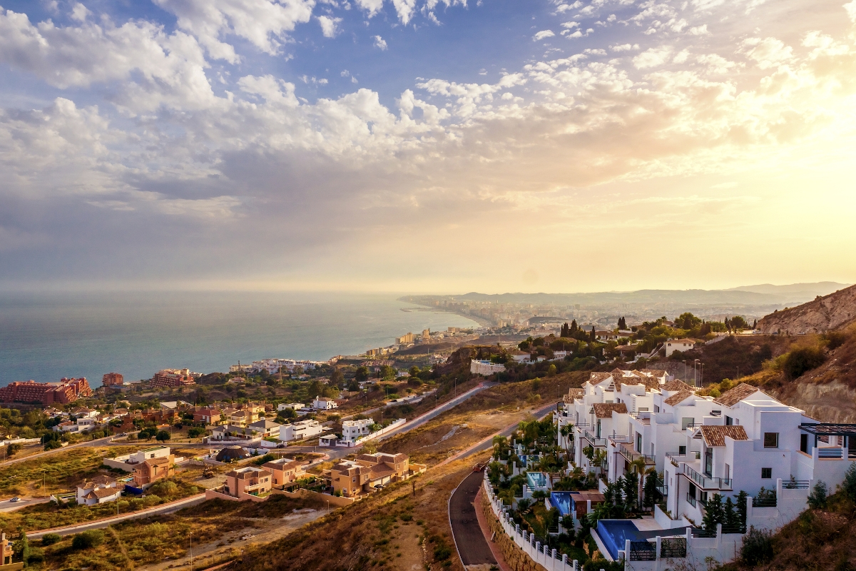 Marbella városa madártávlatból, Spanyolországban